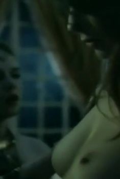 Голая грудь Елены Масуренковой в фильме «Яд скорпиона», 1991