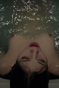 Индиа Айсли показала голую грудь в фильме «Темное зеркало», 2018