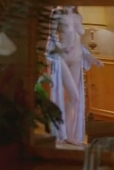 Голая попа Ларисы Борушко в фильме «Лавина», 2001