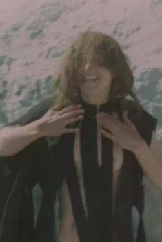 Лариса Кадочникова засветила голую грудь в фильме «Наперекор всему», 1974