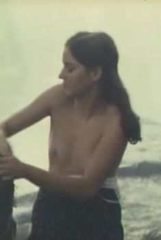 Голая грудь Марины Коняшкиной в фильме «Глубокое течение», 2005