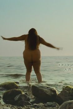 Полностью голая Мария Сокова в фильме «Русалка», 2007