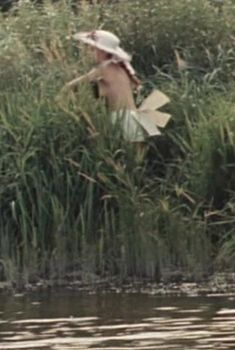 Наталья Воробьева показала голую грудь в сериале «Карусель», 2005