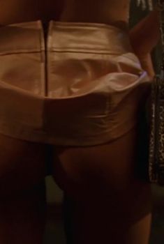 Голая попа Наташи Мальте в фильме «Бесшабашное ограбление», 2002