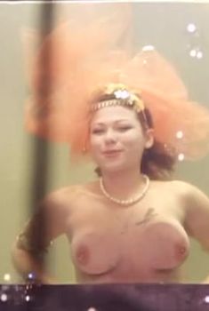 Радмила Щеголева оголила грудь в фильме «Белый костюм», 1999