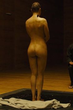 Салли Хармсен оголила грудь и попу в фильме «Бегущий по лезвию 2049», 2017