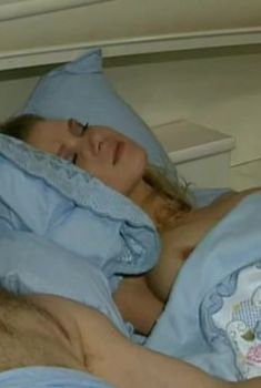 Голая грудь Светланы Чуйкиной в фильме «Нина», 2001