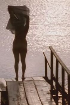 Голая задница Ульяны Лаптевой в фильме «Кружовник», 2006