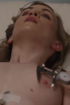 Голая грудь Шарлотты Чанлер в сериале «Мастера секса», 2013