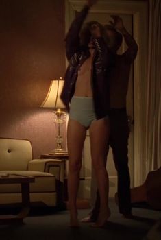 Голая грудь Эли Лартер в фильме «Сумасшедший», 2008