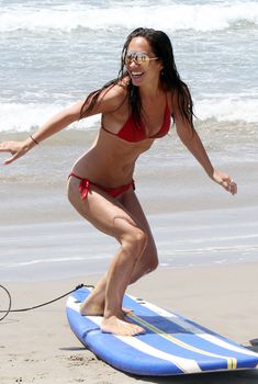 Майлин Класс в красном бикини учится серфингу, 15.08.2012