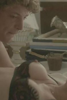 Голый сосок Джеммы Артертон в фильме «Джемма Бовери», 2014