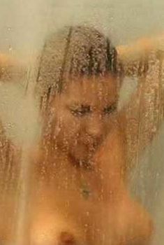 Голая Эльза Патаки в фильме «Нинетт», 2005