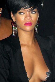 Рианна с наклейками на груди, 2009