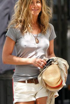 Взбудораженные соски Дженнифер Энистон