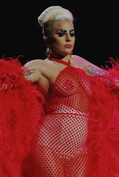 Леди Гага выступает без бюстгальтера в Лондоне, Июнь 2015