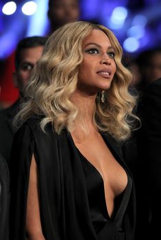 Сочный бюст Бейонсе на поединке Cotto v Canelo, 2015