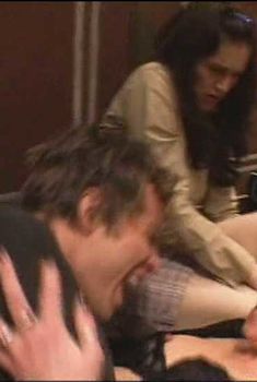 Аманда Таппинг засветила сосок в фильме «Победитель. Лучшая короткометражка», 2010