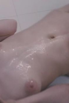 Голая Андреа Райзборо в фильме «МЫ. Верим в любовь», 2011