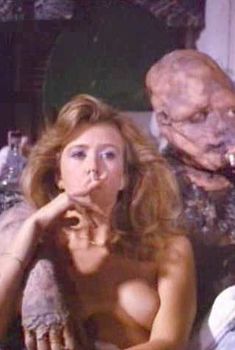Андри Маранда засветила грудь в фильме «Токсичный мститель», 1984