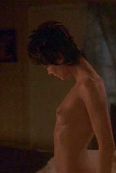Голая Анн Парийо в фильме «Кровь невинных», 1992