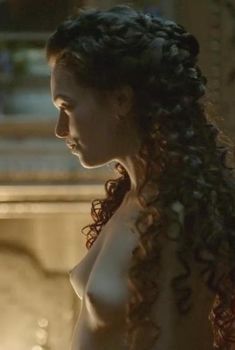 Голая Анна Брюстер в сериале «Версаль», 2015