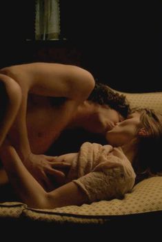 Голая грудь Беллы Хиткот в фильме «Не исчезай», 2012