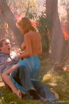 Голая грудь Бренды Бакки в фильме «Последнее средство», 1986