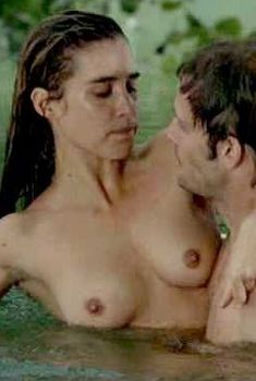 Голая Ваина Джоканте в фильме «Блондинка с обнаженной грудью», 2010