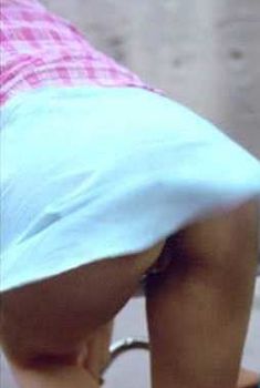 Ваина Джоканте без трусов в фильме «Лила говорит», 2004