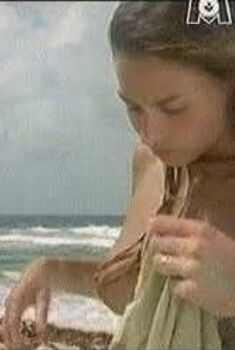 Голая Ванесса Демуи в сериале «Карибское сердце», 1995