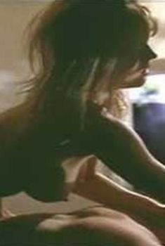 Голая Джанет Ганн в фильме «Ночной беглец», 1995