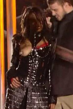 Красотка Джанет Джексон засветила грудь в видео Super Bowl Breast Flash HDTV