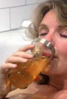 Джилл Клейбёрг засветила сосок в фильме «Танцую так быстро, как могу», 1982