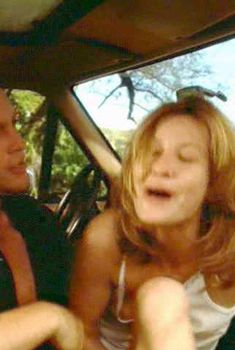 Джои Лорен Эдамс  засветила грудь в фильме «Прохладное сухое место», 1998