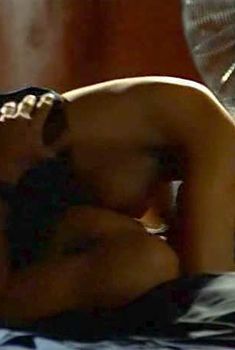 Голая Джолин Блэлок в сериале «Охотники за алмазами», 2001