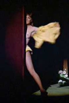 Голая грудь Джули Эндрюс в фильме «Дорогая Лили», 1970