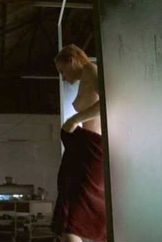 Голая Женевьев О’Рейли в фильме «Аватар», 2004
