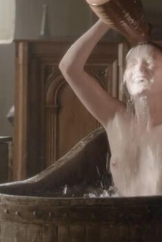 Голая Ив Понсонби в сериале «Белая королева», 2013