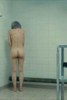Голая Камилль Лелуш в фильме «Гранд Централ. Любовь на атомы», 2013
