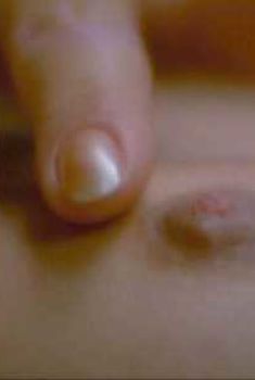 Интимные места Каролин Лоранс в фильме «Эммануэль 2», 1975