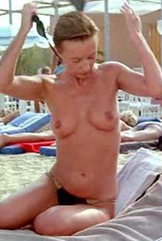 Голая Каролин Селлье в фильме «Год медуз», 1984