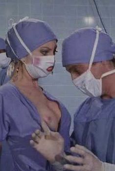 Кассандра Петерсон засветила грудь в фильме «Джекилл и Хайд... Снова вместе», 1982