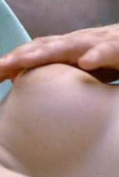 Голая грудь Кати Бергер в фильме «Луна в сточной канаве», 1983