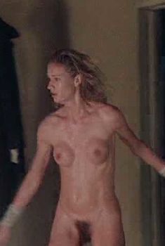 Голая Келли Линч в фильме «Тёплый летний дождь», 1989