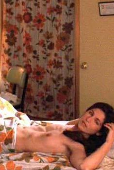 Голая Кэтрин Кинер в фильме «Жизнь в забвении», 1994