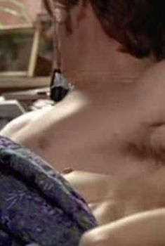 Кэтрин Кинер засветила грудь в фильме «Настоящая блондинка», 1997