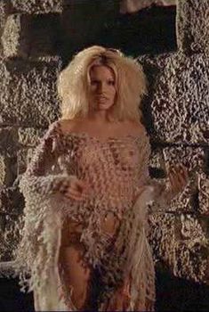 Голая Лайла Робертс в фильме «Беовульф», 1999