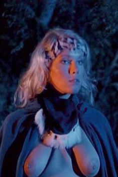 Голая Лана Кларксон в фильме «Ловчий смерти», 1983