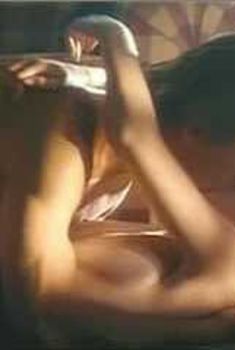 Голая Лара Флинн Бойл в фильме «Прошедшее время», 1994